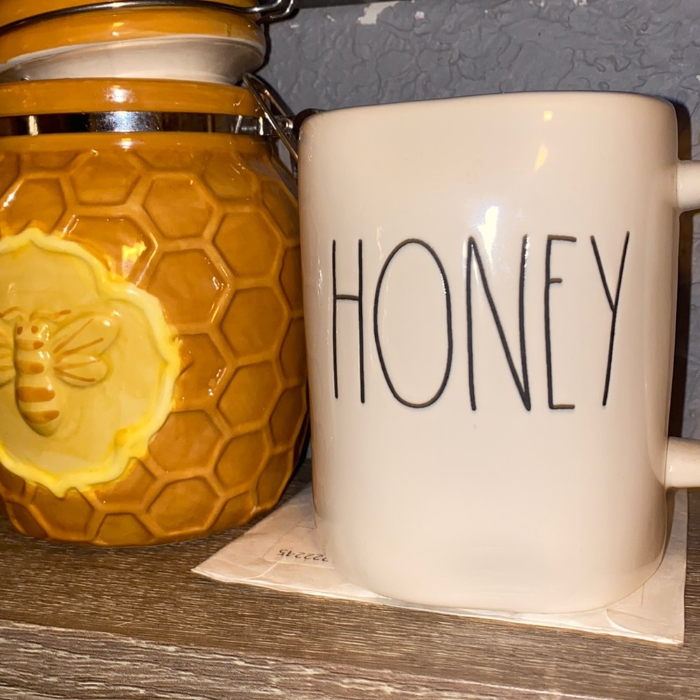 🍯 Rae Dunn HONEY Mug